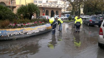 Intervento della Protezione Civile metelliana per vari allagamenti in città.