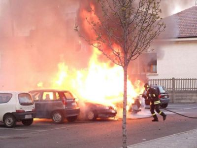 Auto in Fiamme a Corso G. Mazzini. Il fuoco si propaga a tre vetture. Interevnto della Protezione Civile cavese.