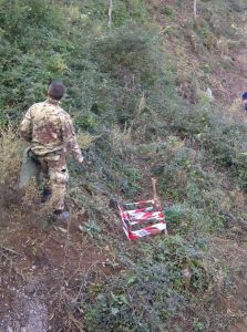 Trova ordigno in montagna mentre fa un'escursione - Intervento della Protezione Civile cavese.