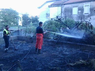 Incendio tra le palazzine di via Aldo Moro - intervento dei mezzi antincendio della Protezione Civile metelliana.