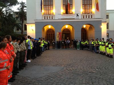 I volontari e le autorità davanti al Palazzo di città