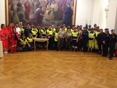 Foto di Foto di gruppo di tutti i volontari nel salone d'onore del Palazzo di Città