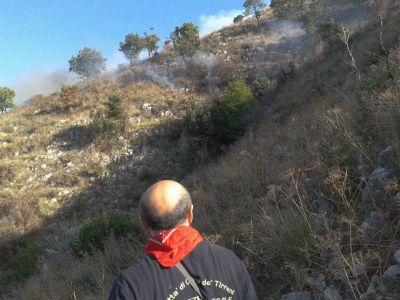 Incendio a Monte Caruso, in fiamme alcuni ettari di vegetazione.