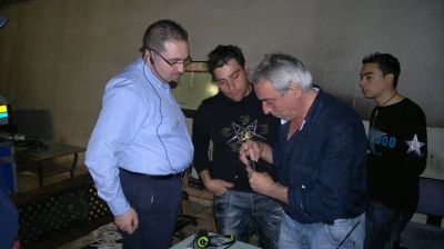 Renato in preparazione con gli apparati audio luci