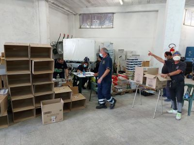Continua la distribuzione dei pacchi alimentari alle famiglie in difficolt&agrave;.