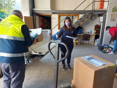 Continua la distribuzione dei pacchi alimentari.