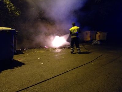 Incendio cassonetto rifiuti in localit&agrave; Petrellosa.