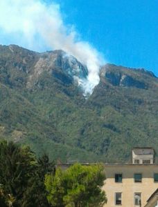 Ancora emergenza incendi a Cava de'Tirreni. Fiamme  Monte Finestra.