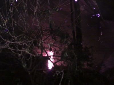 Intervento della Protezione Civile alla Frazione Santa Lucia per l�incendio di un deposito: a fuoco un�auto.