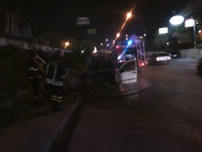 Incendio di un'auto in via XXV luglio. Intervento della Protezione Civile.